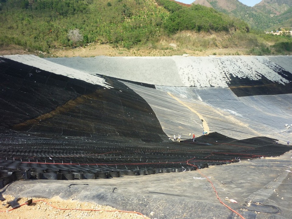 Thi cong trai cac lop mang trong bai rac Luong Hoa.jpg